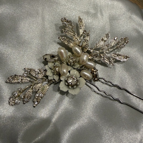 Elegant Silver and Pearl Hair Accessory